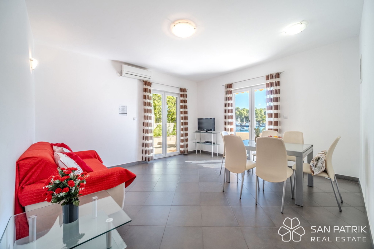 Stanovanje (60 m2) v prvi vrsti ob morju z vrtom in parkirnim mestom, Milna, otok Brač