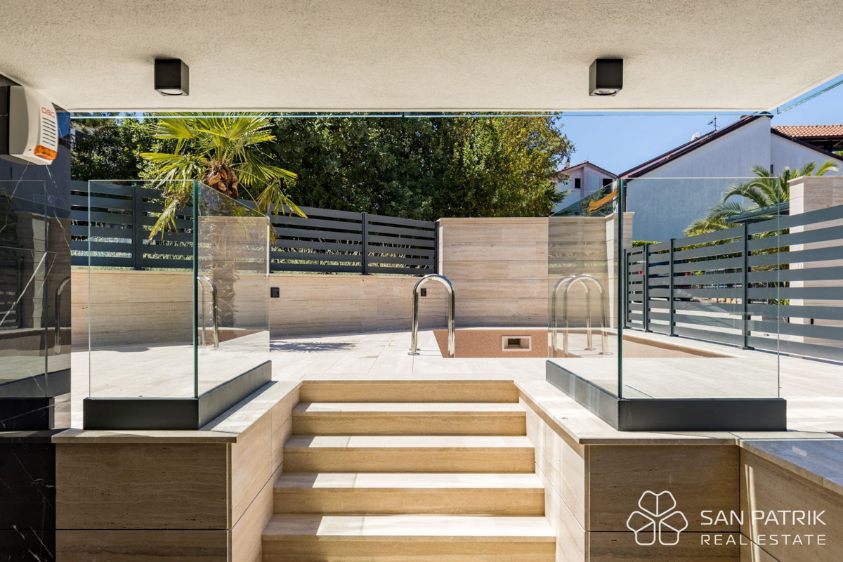 Krk: luksuzno 4-sobno stanovanje (122 m2), vrt, bazen