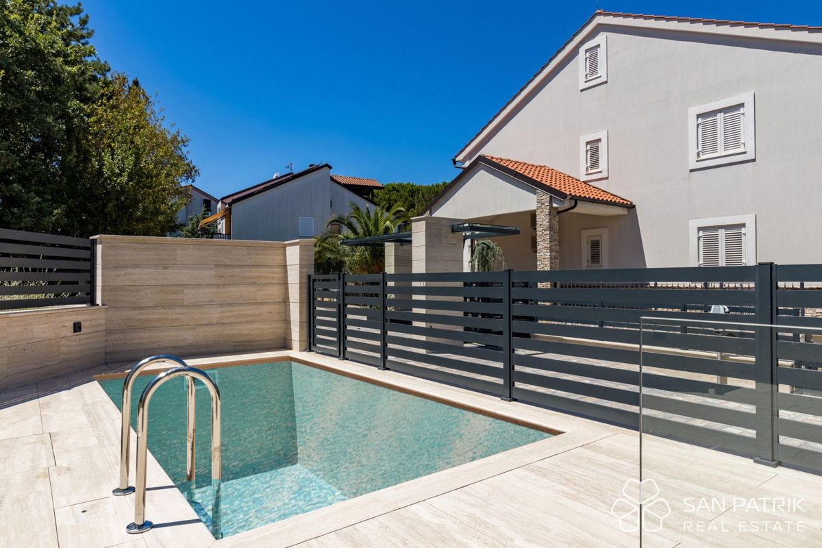 Krk: luksuzno 4-sobno stanovanje (122 m2), vrt, bazen