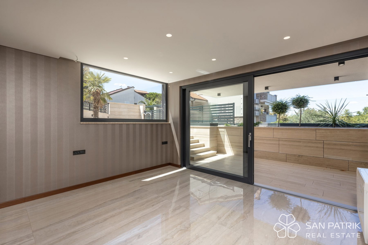 Krk: luksuzno 4-sobno stanovanje (122 m2), vrt, bazen