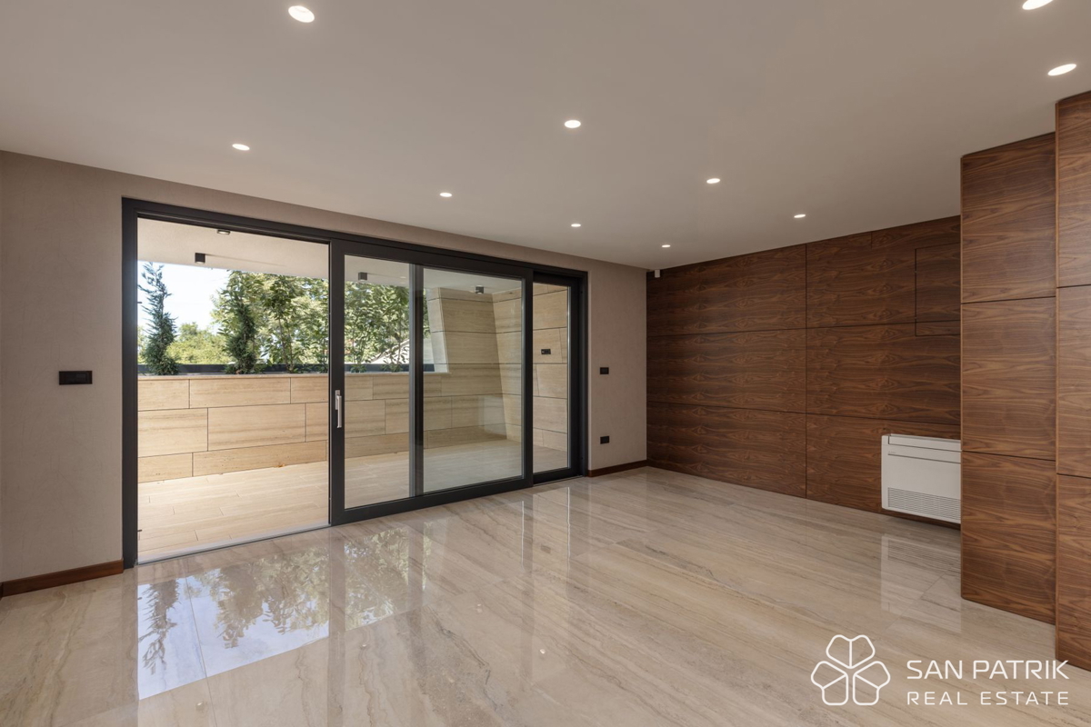 Krk: luksuzno 4-sobno stanovanje (122 m2), vrt, bazen