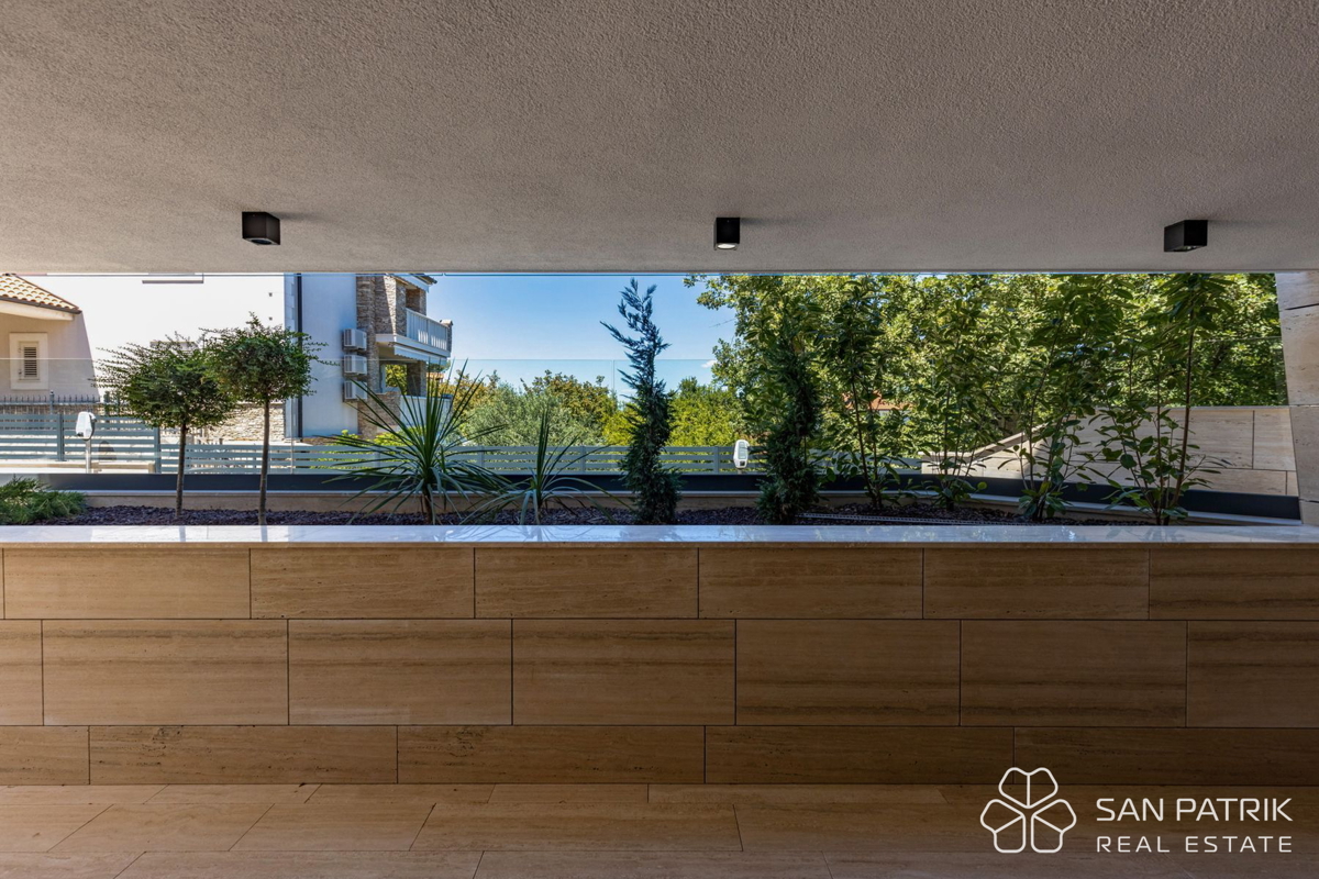 Krk: luksuzno 4-sobno stanovanje (122 m2), vrt, bazen