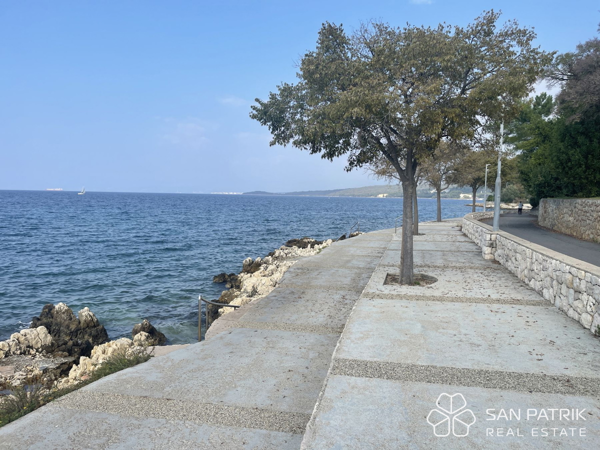 Krk: luksuzno 4-sobno stanovanje (122 m2), vrt, bazen