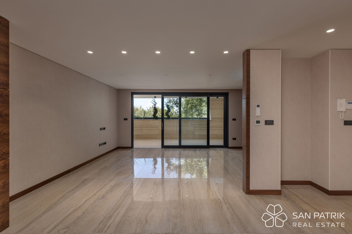 Krk: luksuzno 4-sobno stanovanje (122 m2), vrt, bazen