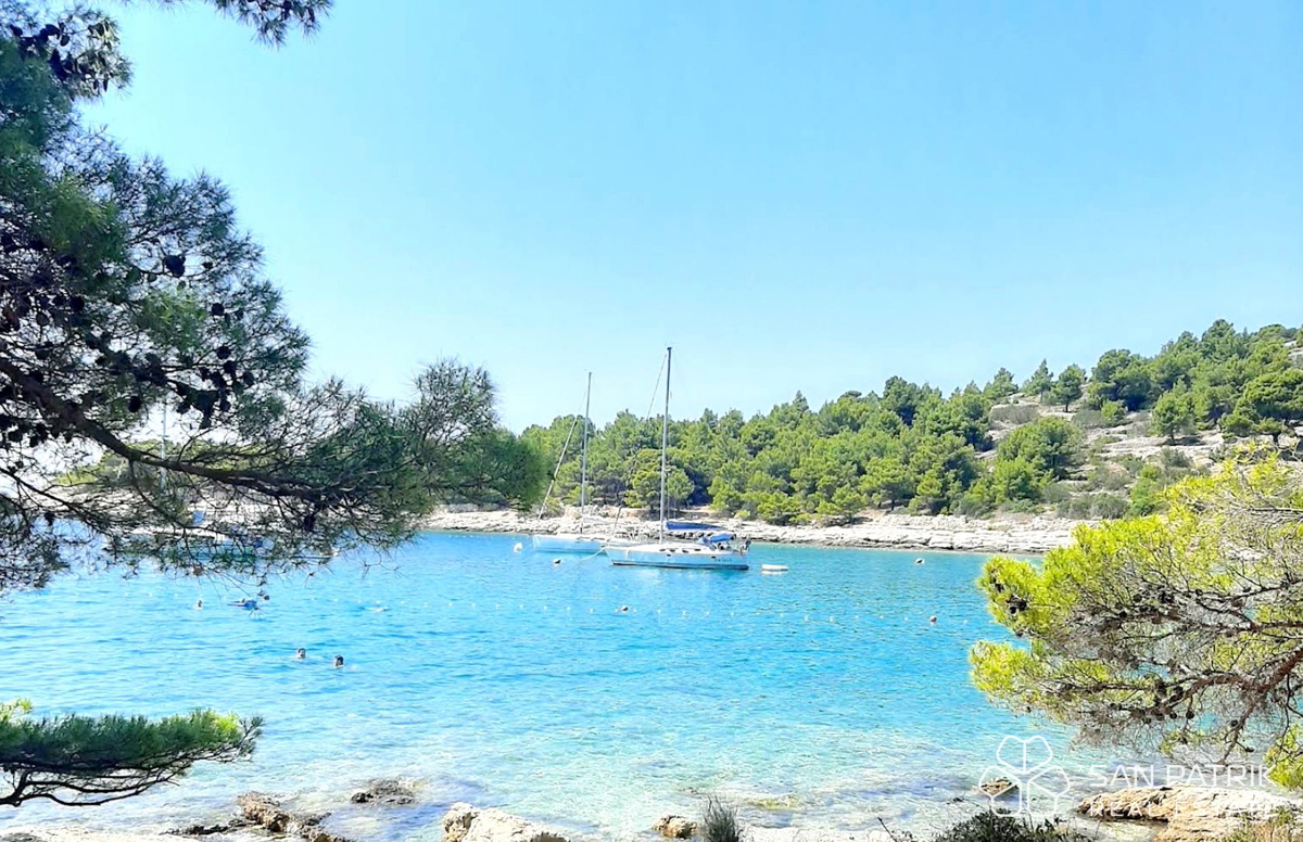 Sodobna novogradnja z bazenom – Dvonadstropni apartmaji v Jezerih na Murterju