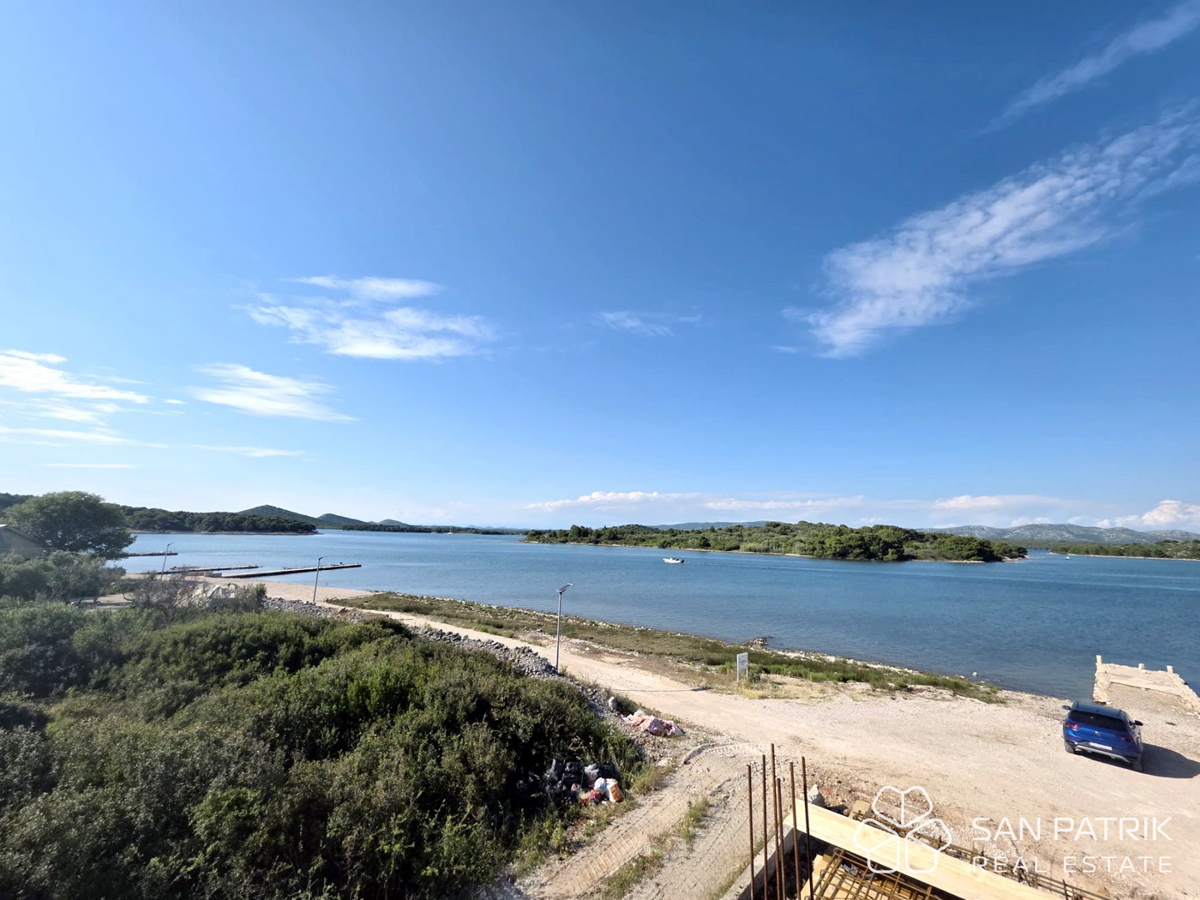 Murter, prvi red ob morju – vila z bazenom in panoramskim razgledom