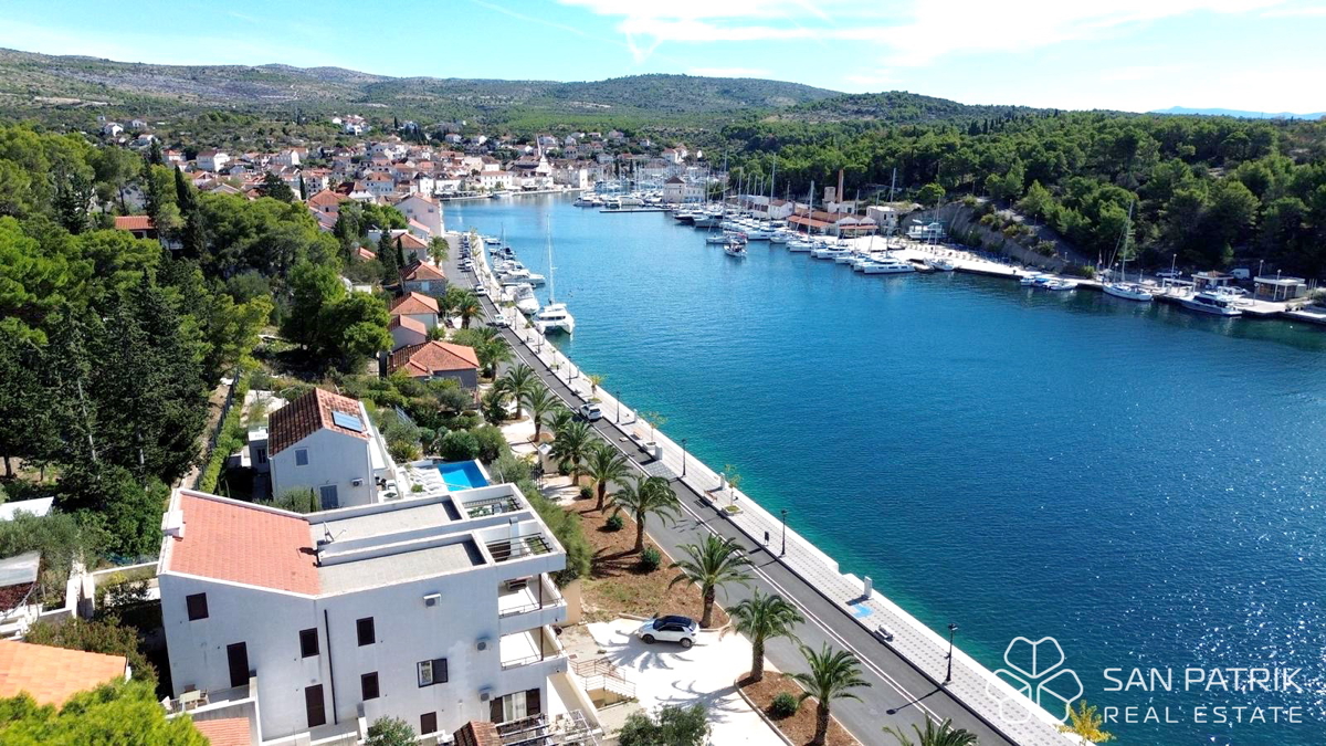 Stanovanje (60 m2) v prvi vrsti ob morju z vrtom in parkirnim mestom, Milna, otok Brač