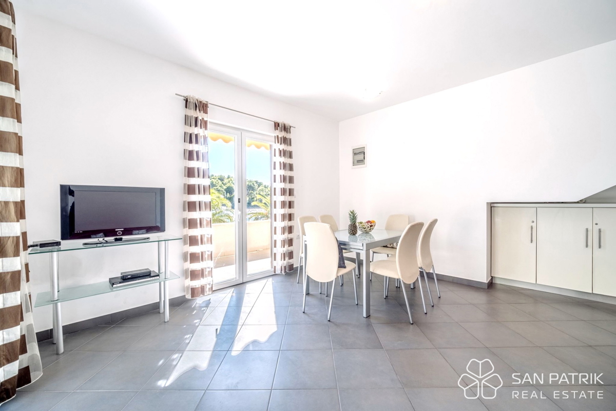 Stanovanje (60 m2) v prvi vrsti ob morju z vrtom in parkirnim mestom, Milna, otok Brač