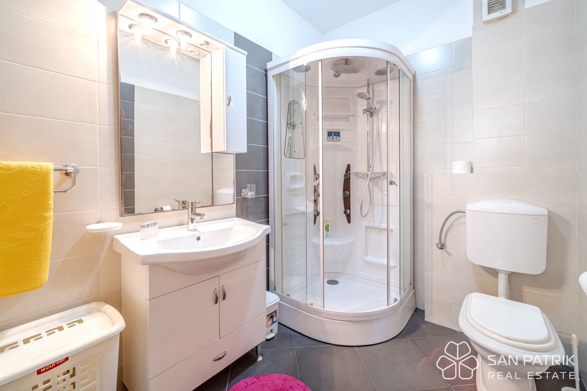 Stanovanje (60 m2) v prvi vrsti ob morju z vrtom in parkirnim mestom, Milna, otok Brač