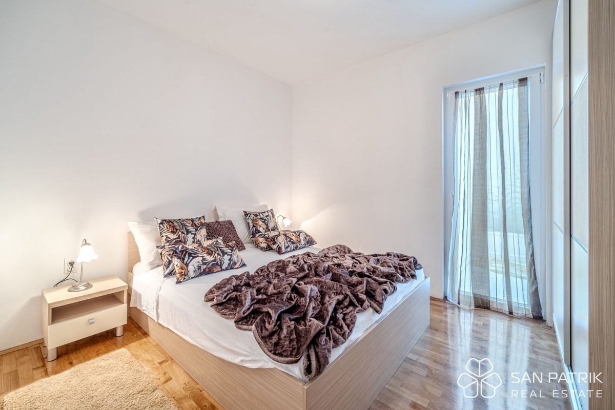 Stanovanje (60 m2) v prvi vrsti ob morju z vrtom in parkirnim mestom, Milna, otok Brač