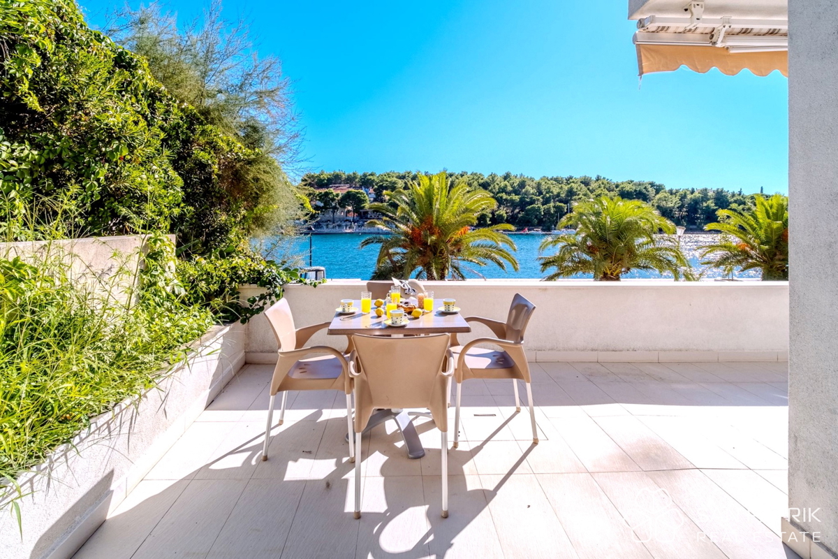 Stanovanje (60 m2) v prvi vrsti ob morju z vrtom in parkirnim mestom, Milna, otok Brač