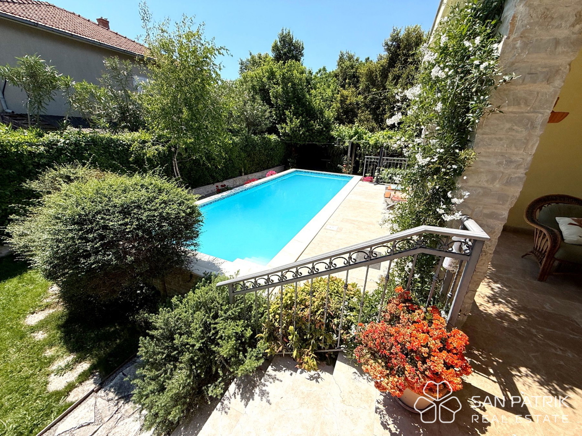 Avtentična dalmatinska vila z bazenom – spoj tradicije in trajnostnega bivanja