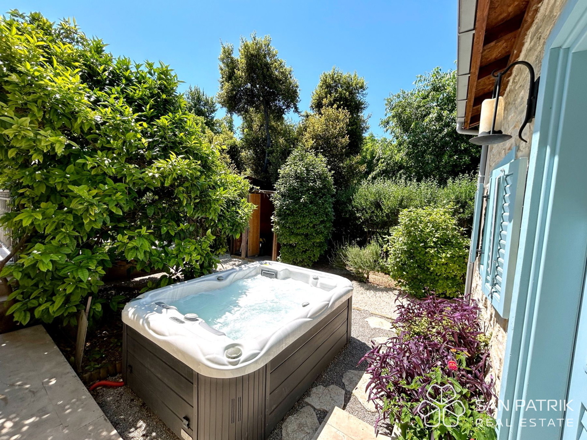 Avtentična dalmatinska vila z bazenom – spoj tradicije in trajnostnega bivanja