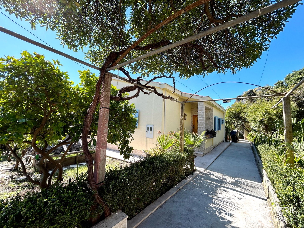 Avtentična dalmatinska vila z bazenom – spoj tradicije in trajnostnega bivanja