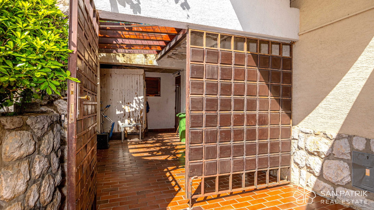 Mesto Crikvenica - Opremljena restavracija, pripravljena za poslovanje