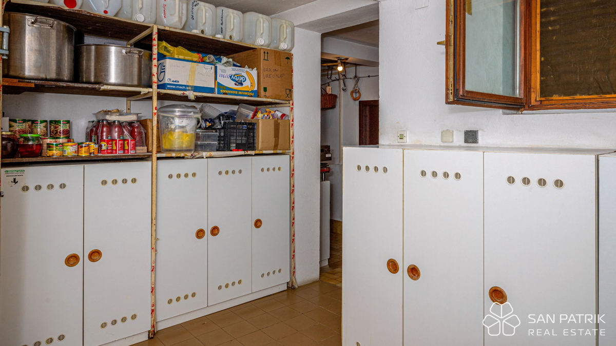 Mesto Crikvenica - Opremljena restavracija, pripravljena za poslovanje