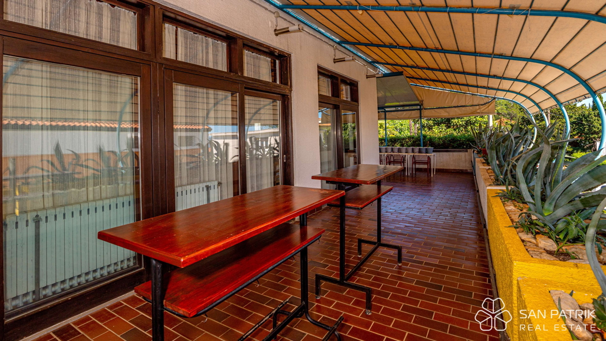 Mesto Crikvenica - Opremljena restavracija, pripravljena za poslovanje