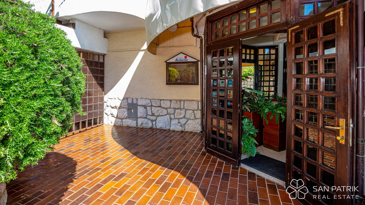 Mesto Crikvenica - Opremljena restavracija, pripravljena za poslovanje