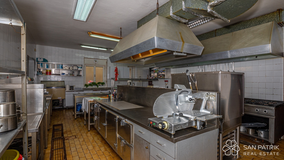 Mesto Crikvenica - Opremljena restavracija, pripravljena za poslovanje