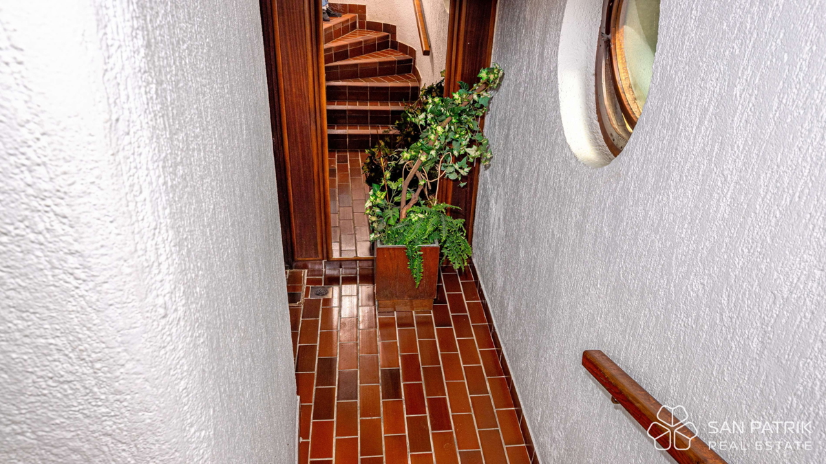 Mesto Crikvenica - Opremljena restavracija, pripravljena za poslovanje