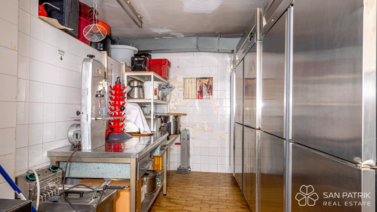 Mesto Crikvenica - Opremljena restavracija, pripravljena za poslovanje