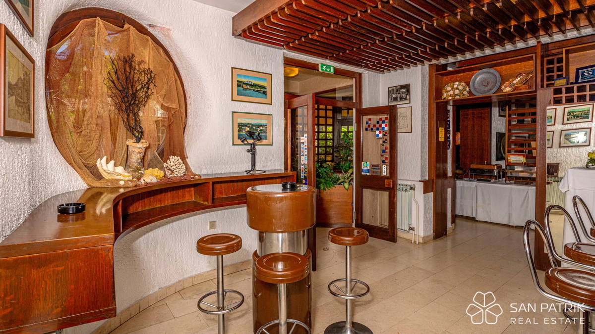 Mesto Crikvenica - Opremljena restavracija, pripravljena za poslovanje