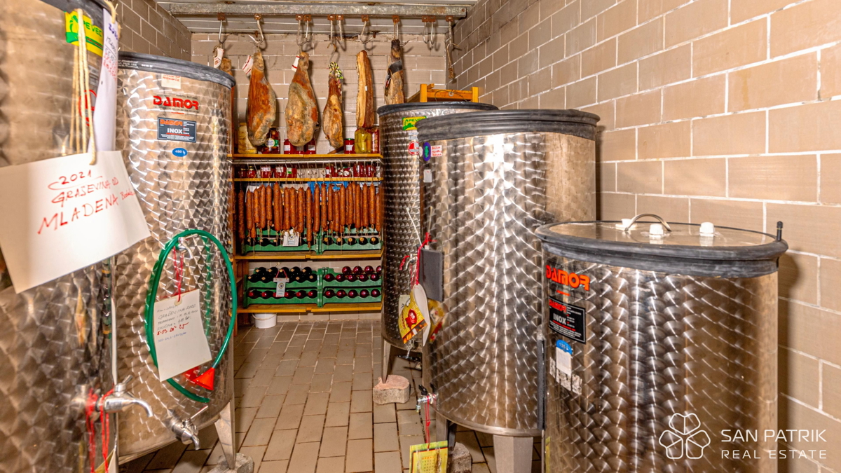 Mesto Crikvenica - Opremljena restavracija, pripravljena za poslovanje