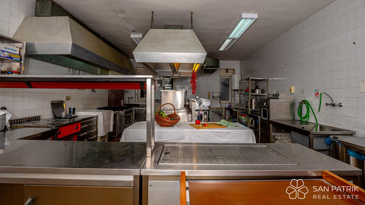 Mesto Crikvenica - Opremljena restavracija, pripravljena za poslovanje