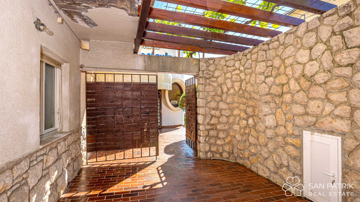 Mesto Crikvenica - Opremljena restavracija, pripravljena za poslovanje