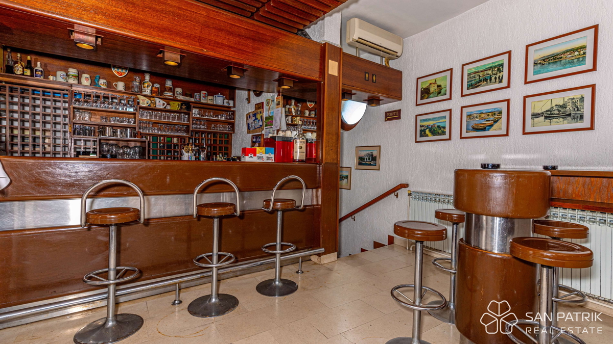 Mesto Crikvenica - Opremljena restavracija, pripravljena za poslovanje