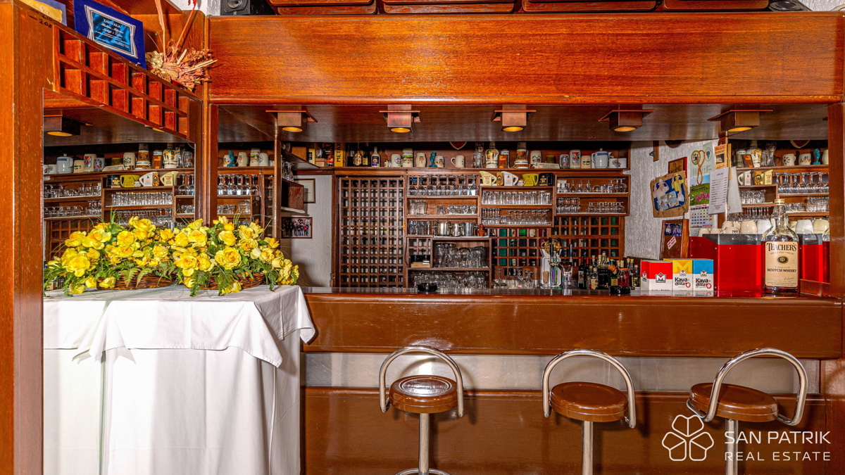 Mesto Crikvenica - Opremljena restavracija, pripravljena za poslovanje