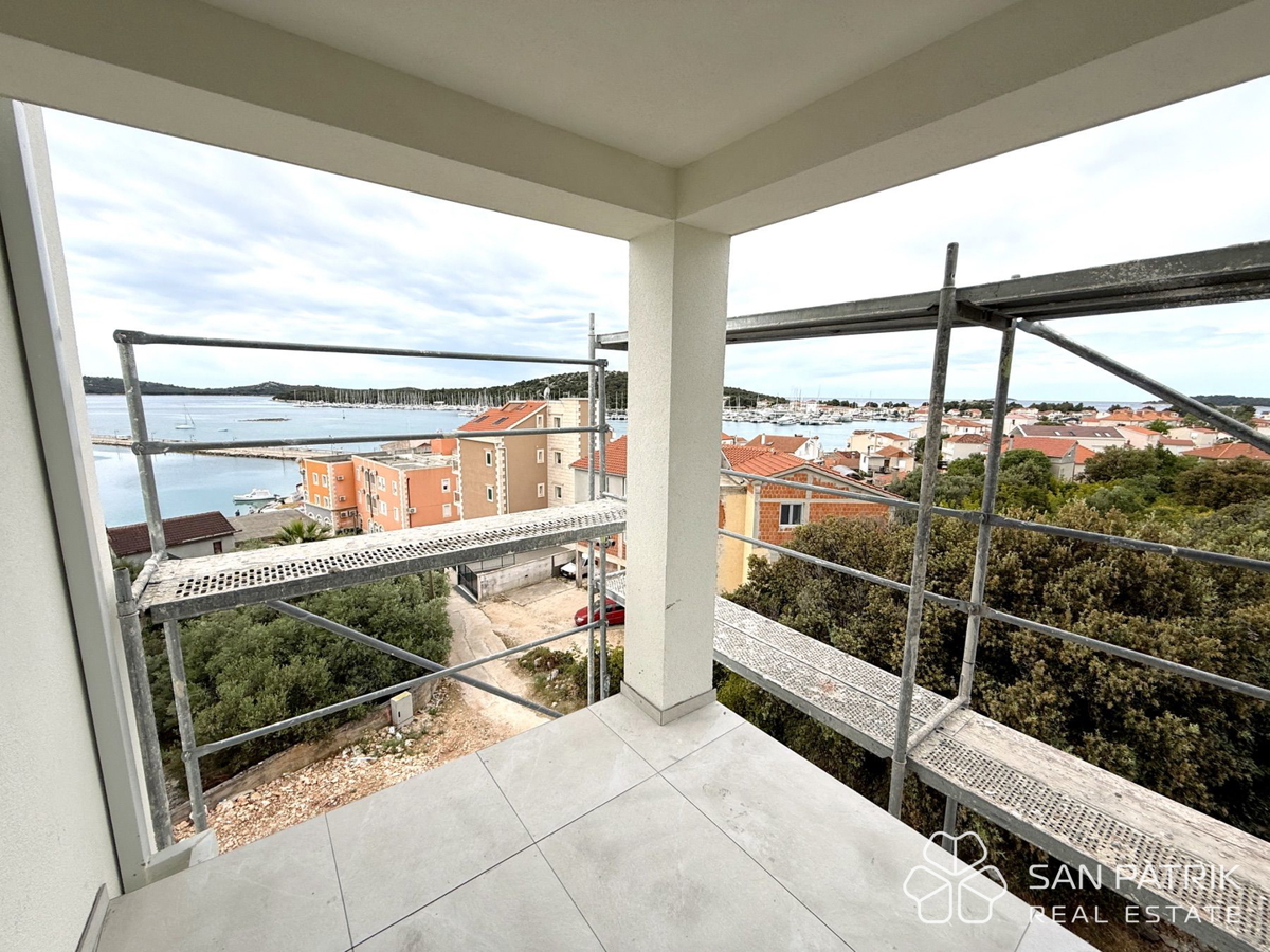 ROGOZNICA – NOVOGRADNJA V CENTRU, 70m OD MORJA – PANORAMSKI RAZGLED