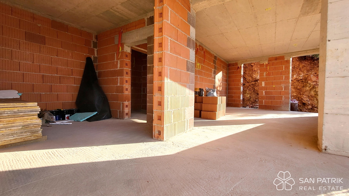 Elegantna novogradnja v bližini središča Vrbnika na otoku Krku