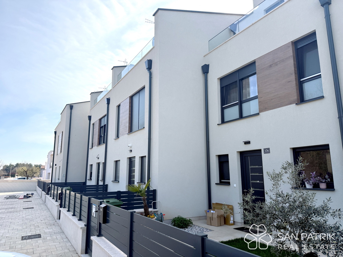 Hiša z bazenom na zaželeni lokaciji v Poreču, idealna za turistični najem