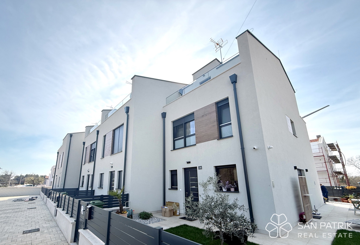 Hiša z bazenom na zaželeni lokaciji v Poreču, idealna za turistični najem