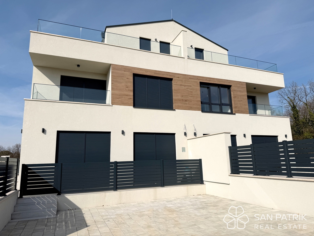 Hiša z bazenom na zaželeni lokaciji v Poreču, idealna za turistični najem