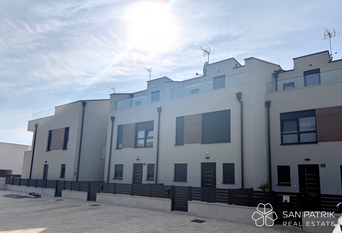 Hiša z bazenom na zaželeni lokaciji v Poreču, idealna za turistični najem