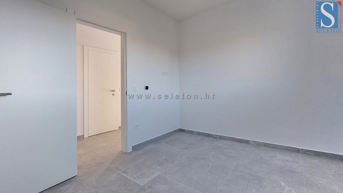 Poreč - novo stanovanje površine 66 m2, 2. nadstropje,  pogled na morje, DVIGALO, 2 parkirni mesti