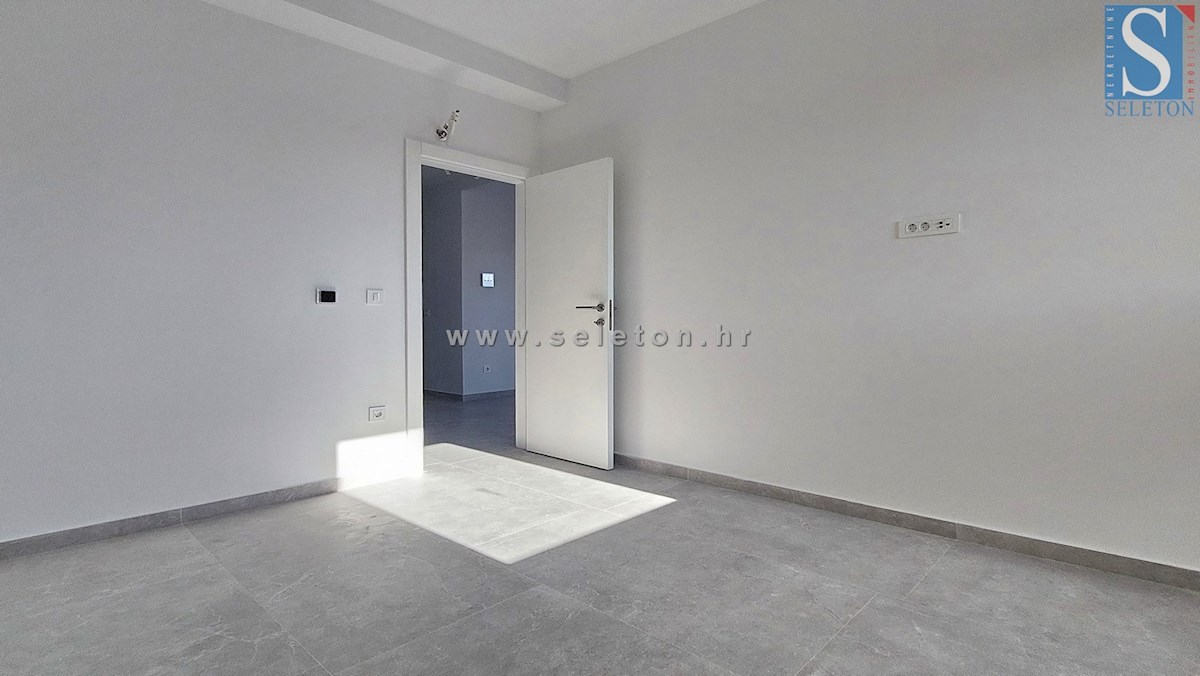 Poreč - novo stanovanje površine 66 m2, 2. nadstropje,  pogled na morje, DVIGALO, 2 parkirni mesti