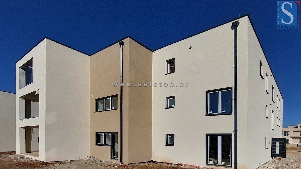 Poreč, novo stanovanje od 95 m2 z lastnim vrtom 115 m2, cca 800 m od morja (zračne črte)