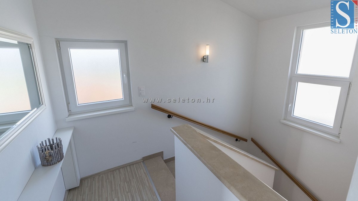 Poreč, samostojna hiša 134 m2 z bazenom