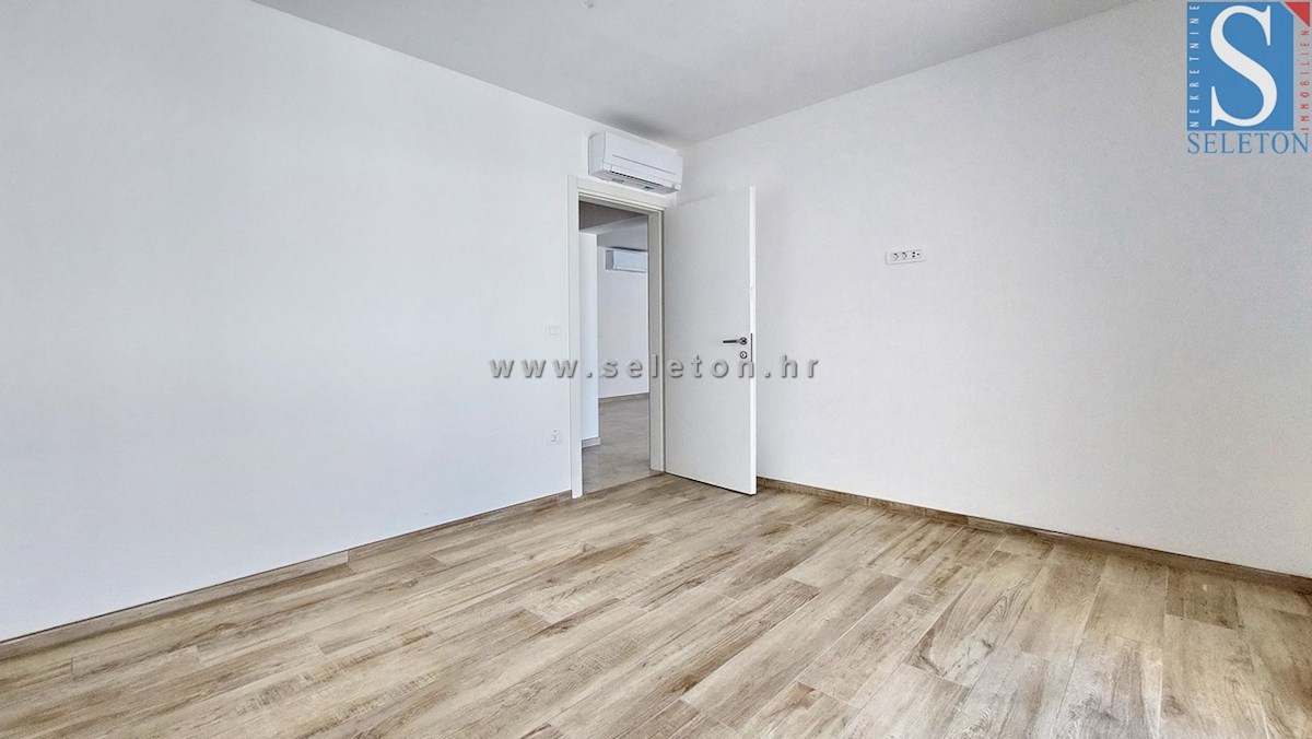Stanovanje površine 84 m2 + strešna terasa površine 56 m2 s pogledom na morje