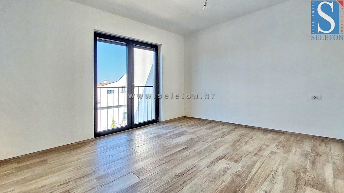 Stanovanje površine 84 m2 + strešna terasa površine 56 m2 s pogledom na morje