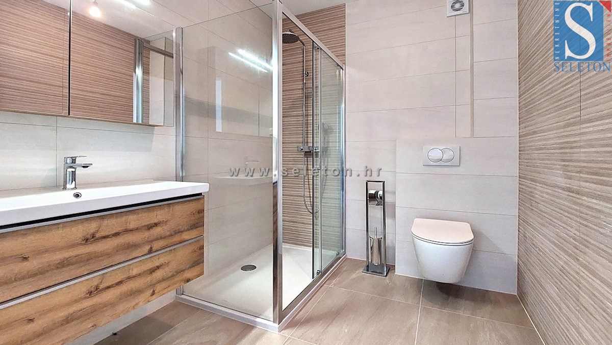 Stanovanje površine 84 m2 + strešna terasa površine 56 m2 s pogledom na morje