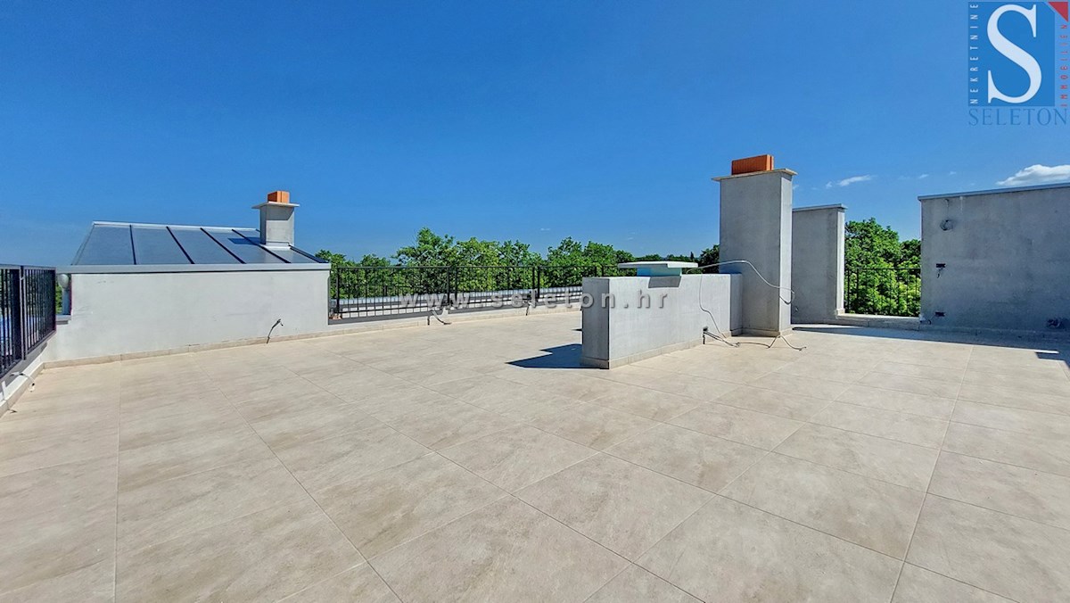 Stanovanje površine 84 m2 + strešna terasa površine 56 m2 s pogledom na morje