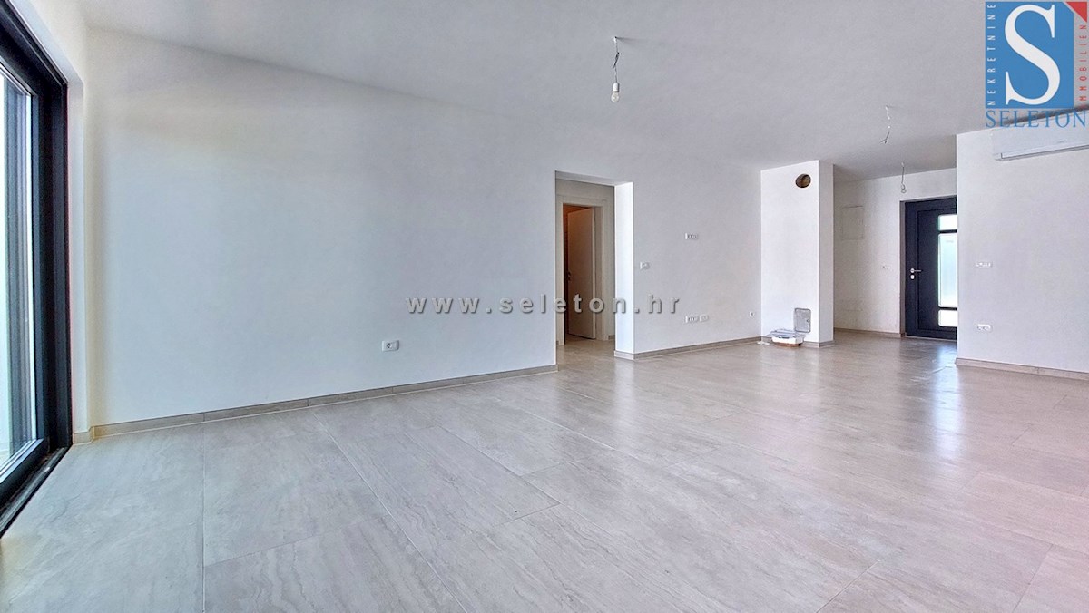 Stanovanje površine 84 m2 + strešna terasa površine 56 m2 s pogledom na morje