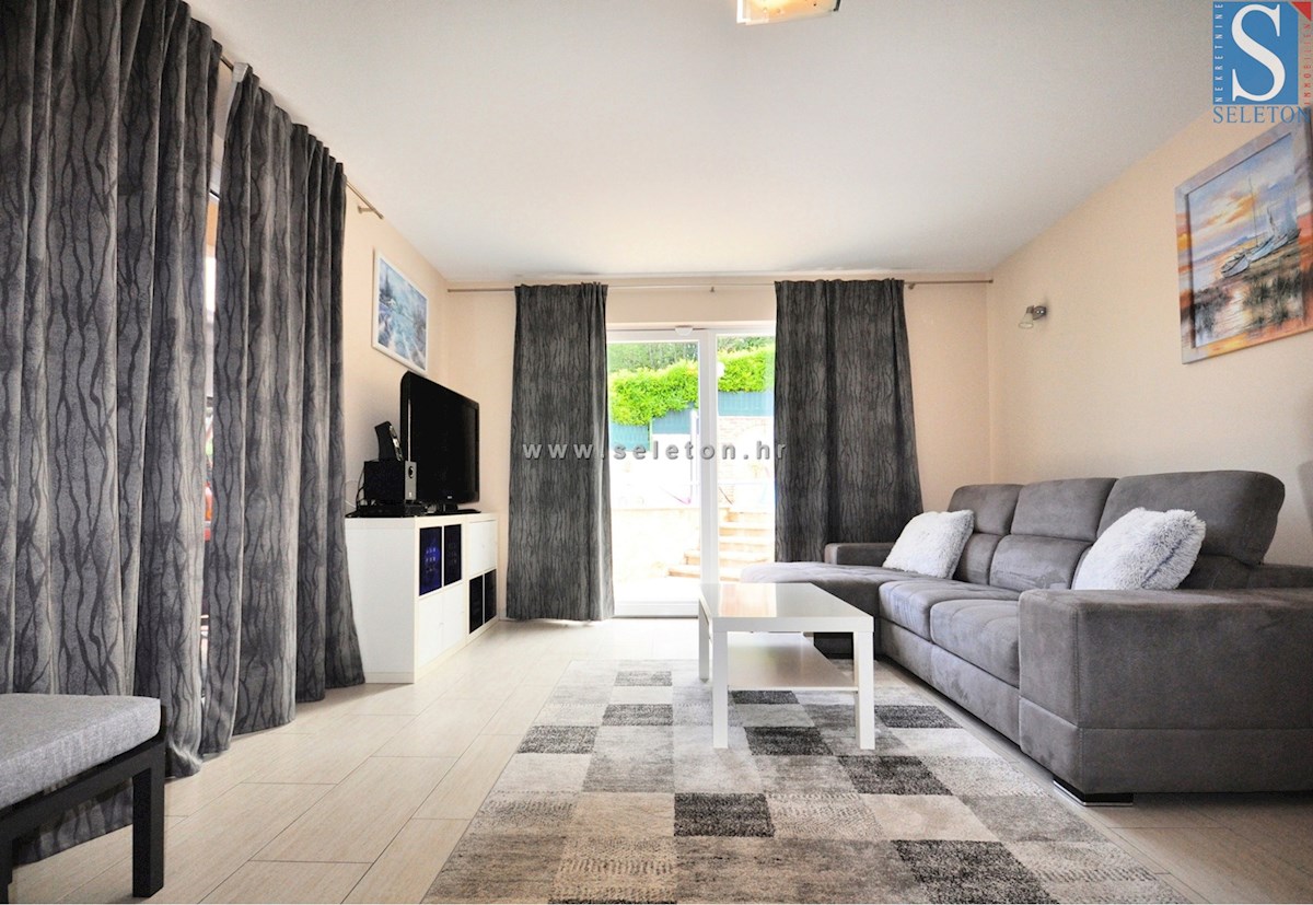 Poreč, samostojna hiša 180 m2 z bazenom, 2 apartmaja