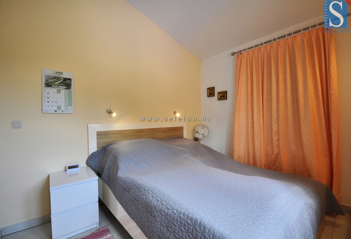 Poreč, samostojna hiša 180 m2 z bazenom, 2 apartmaja