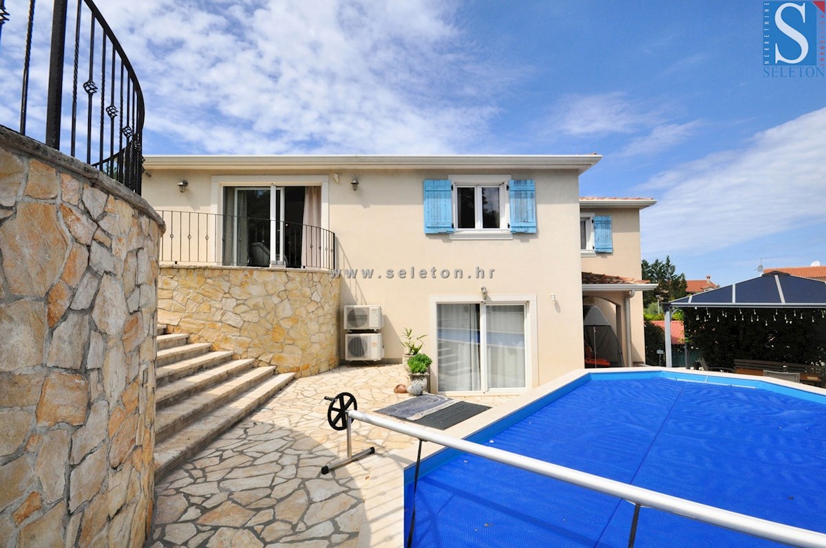 Poreč, samostojna hiša 180 m2 z bazenom, 2 apartmaja