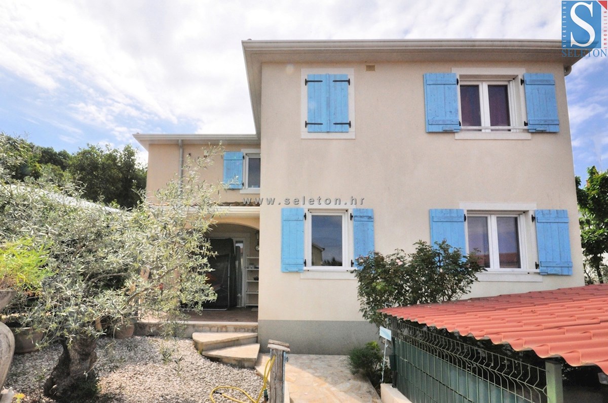 Poreč, samostojna hiša 180 m2 z bazenom, 2 apartmaja